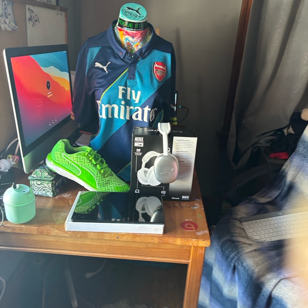 Puma Blue Green Arsenal 
FAAS 500 Shoe
Samsung Galaxy 9+
Headphones and tablet